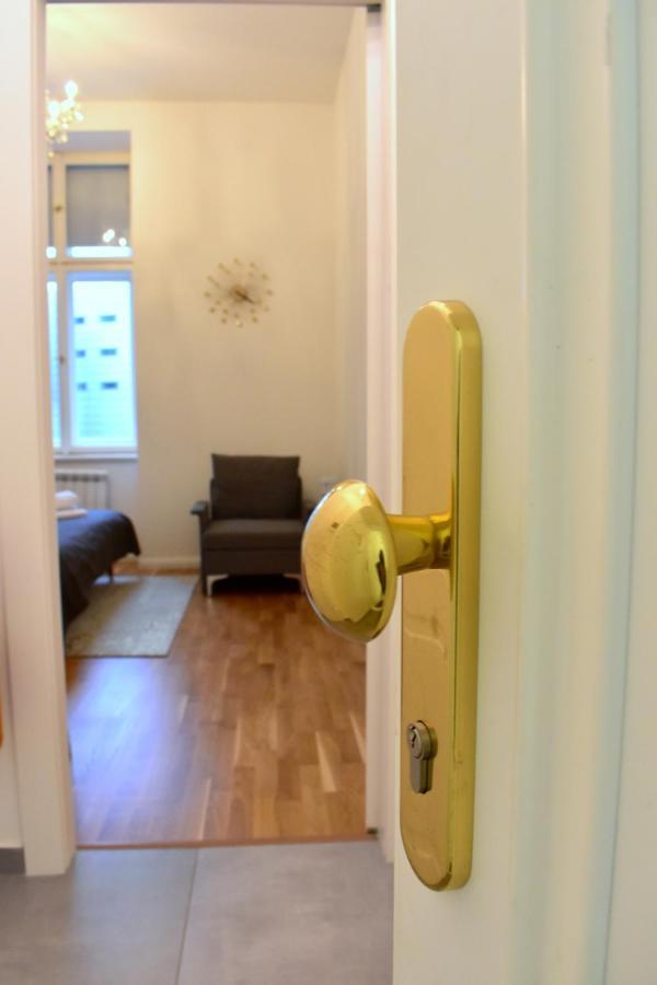 Lovely Apartment In Center Прага Экстерьер фото